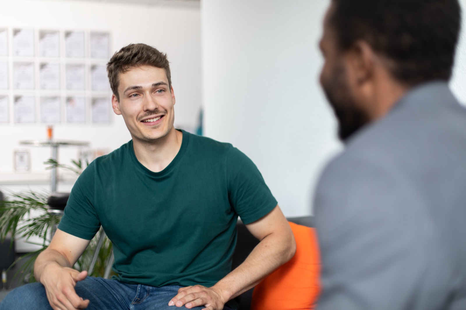 Tobias Rösner im Gespräch mit einem Agentur-Partner